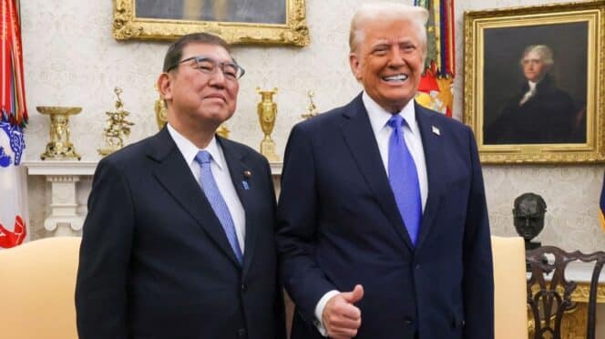 Trump y el primer ministro japonés Shigeru Ishibapasado mes