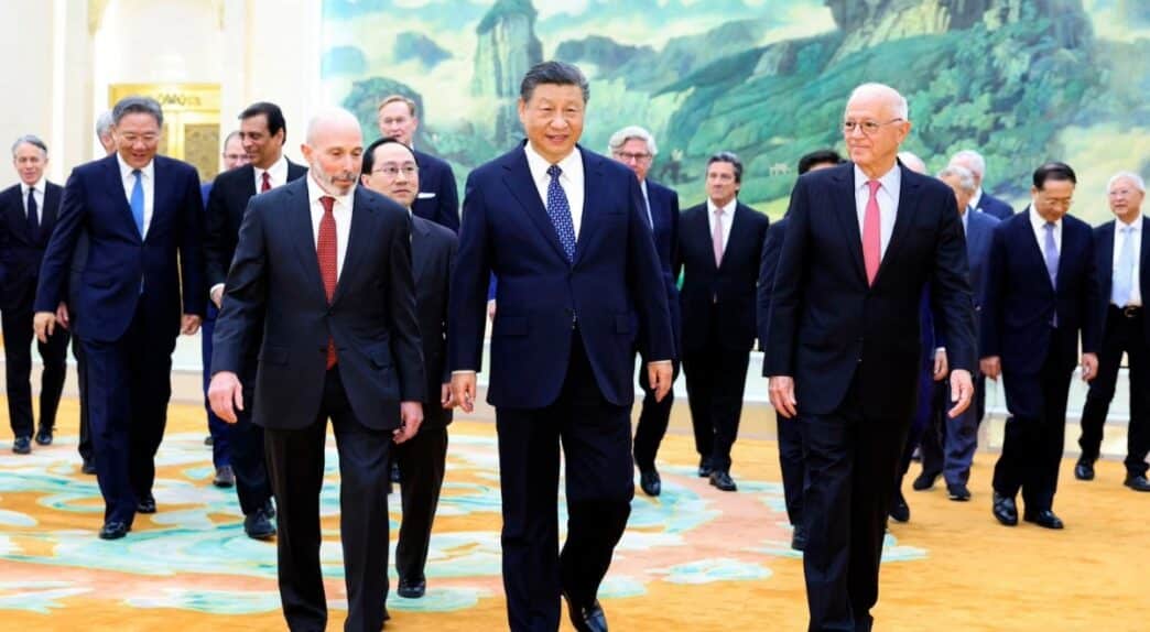 Xi Jinping con empresarios en una imagen de archivo