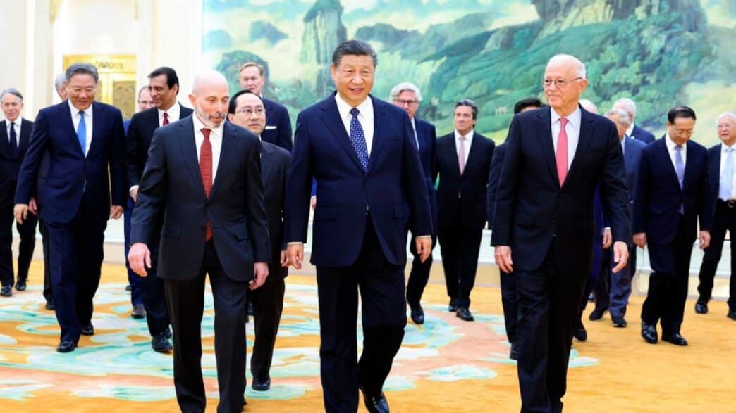 Xi Jinping con empresarios en una imagen de archivo