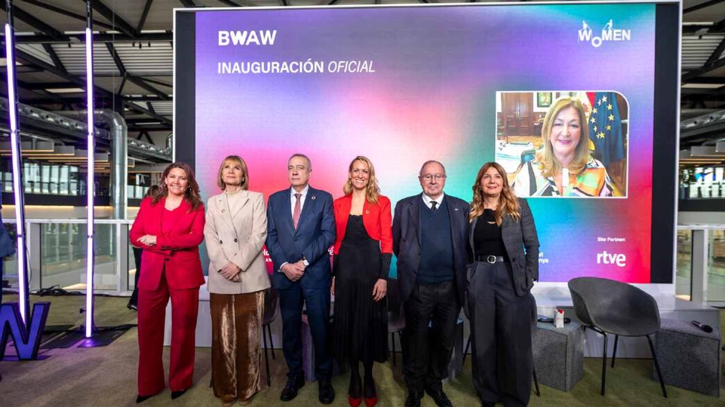 Fotografía de familia del acto inaugural