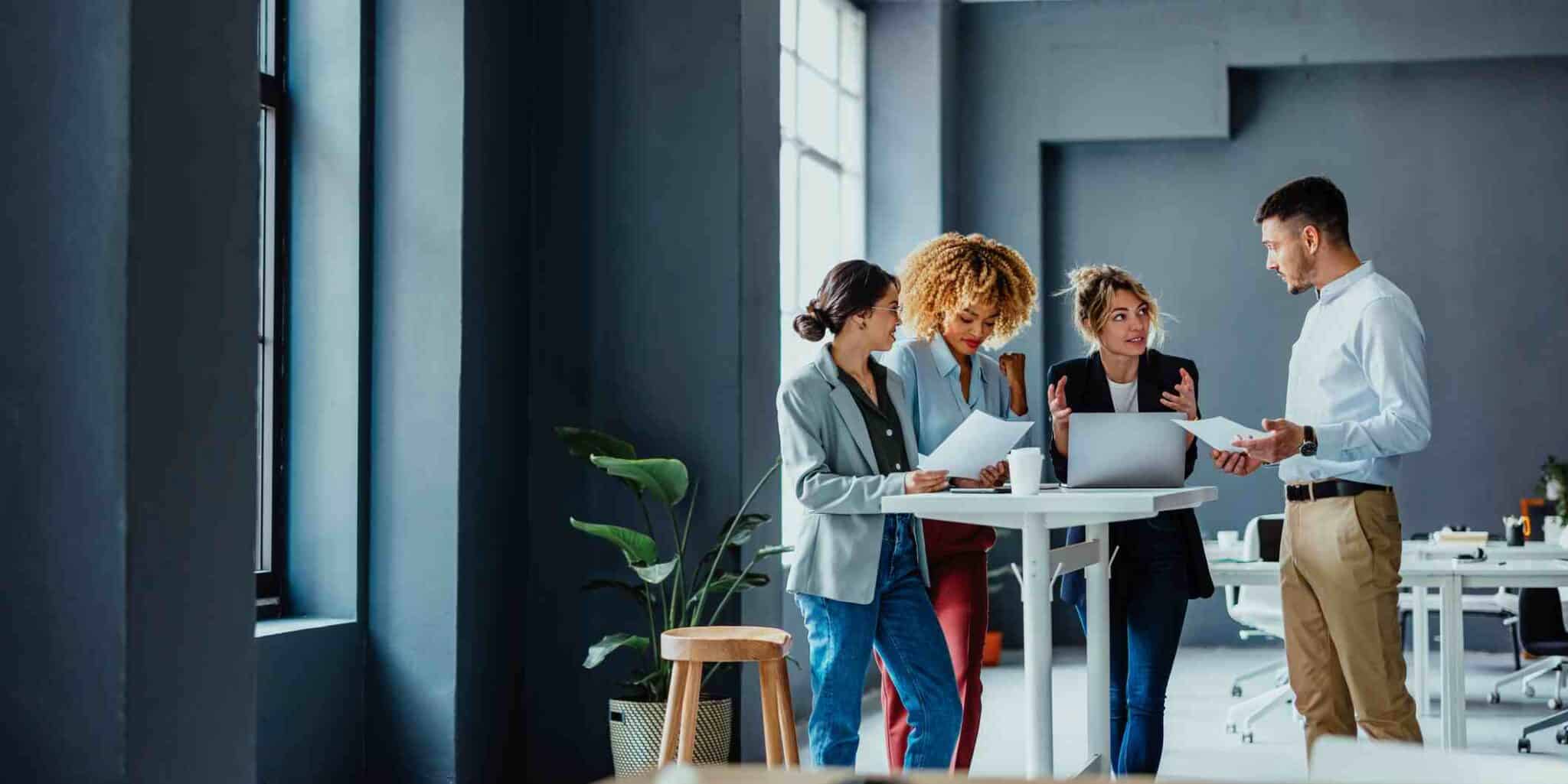 Imagen de equipo reunido de pie