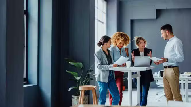 Imagen de equipo reunido de pie