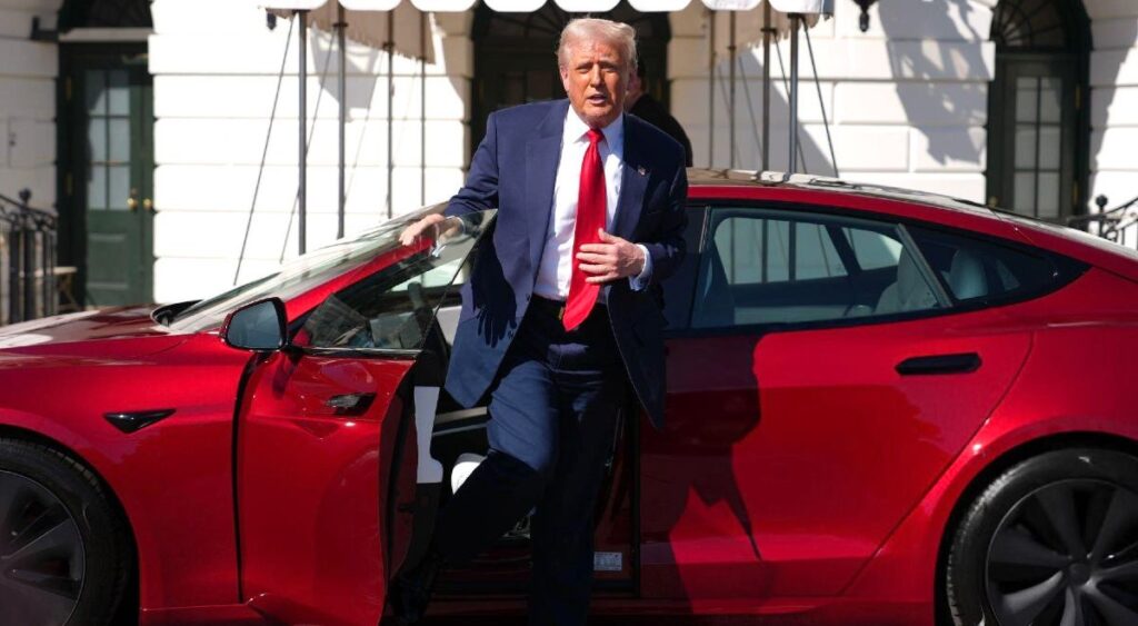 Donald Trump probando un Tesla frente a la Casa Blanca