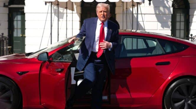 Donald Trump probando un Tesla frente a la Casa Blanca