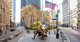 La estatua de un toro preside Wall Street