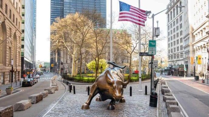 La estatua de un toro preside Wall Street