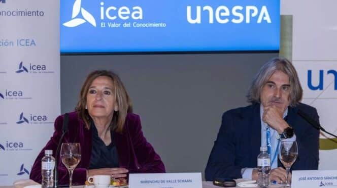 Menchu del Valle, de Unespa, y José Antonio Sánchez de ICEA