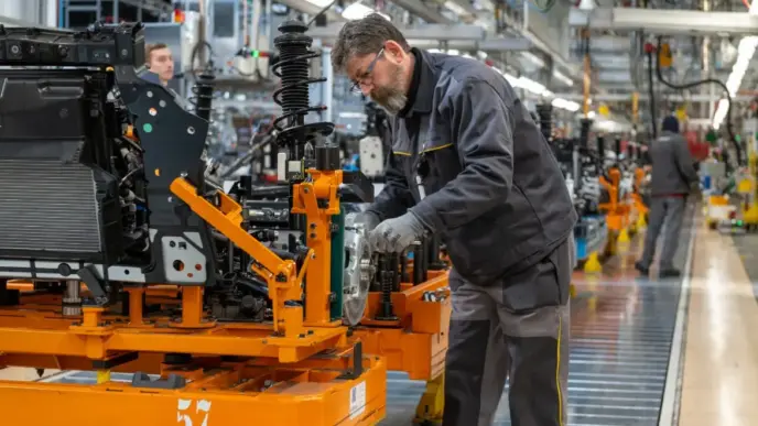 Cadena de montaje de una fábrica de coches eléctricos