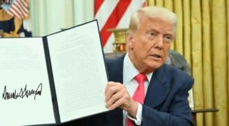 Donald Trump firma una orden presidencial