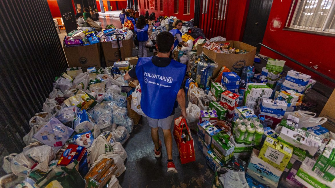 Voluntarios recogiendo comida y enseres