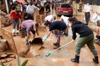 Imagen de voluntarios limpiando tras la Dana