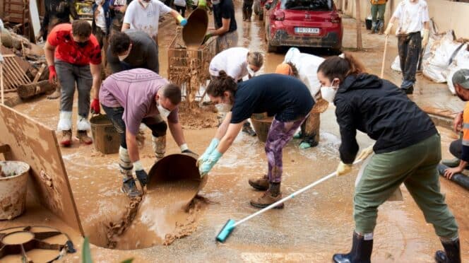 Imagen de voluntarios limpiando tras la Dana