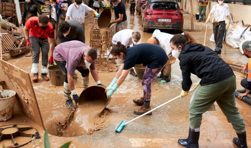Imagen de voluntarios limpiando tras la Dana