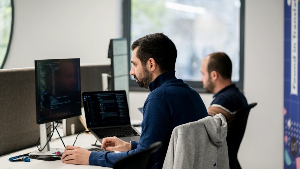 Informático programando