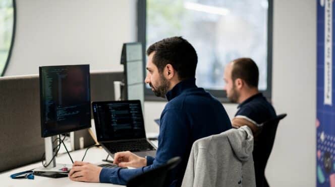 Informático programando