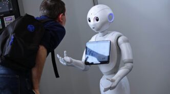 Un robot enseñando a un chico
