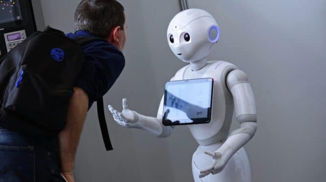 Un robot enseñando a un chico