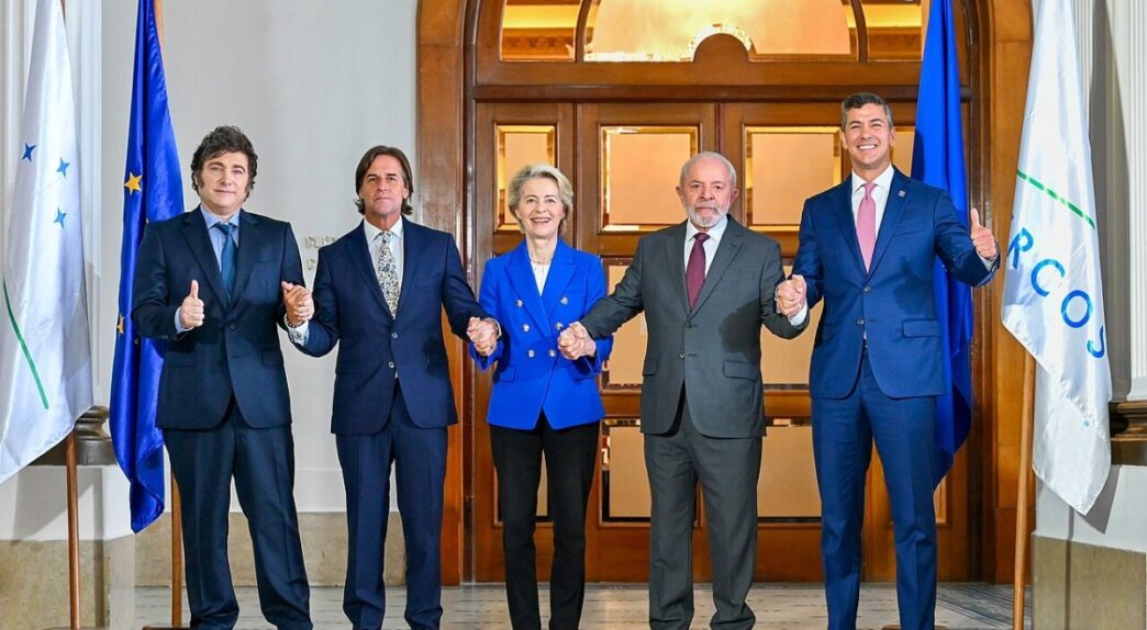 Fotografía de la firma del acuerdo