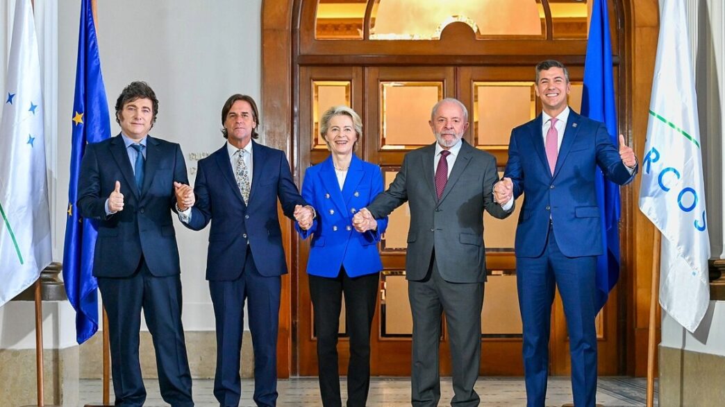 Fotografía de la firma del acuerdo