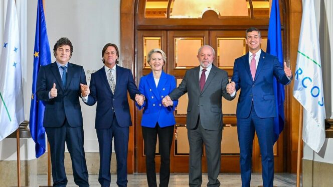 Fotografía de la firma del acuerdo