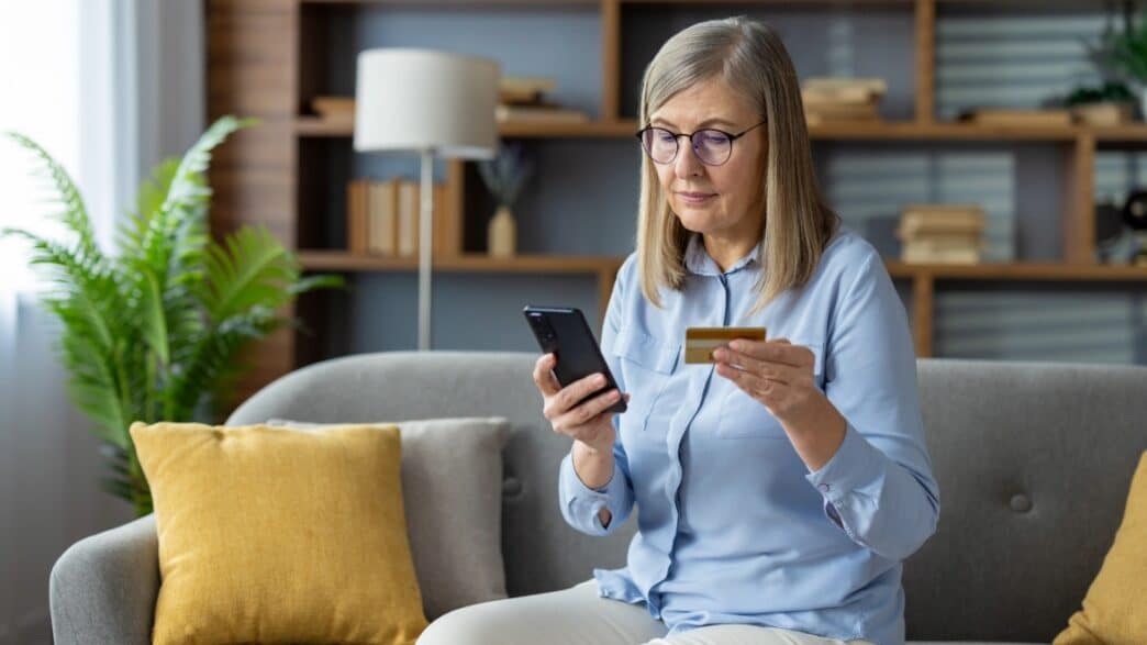 Imagen de una mujer comprando online