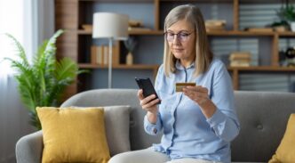 Imagen de una mujer comprando online