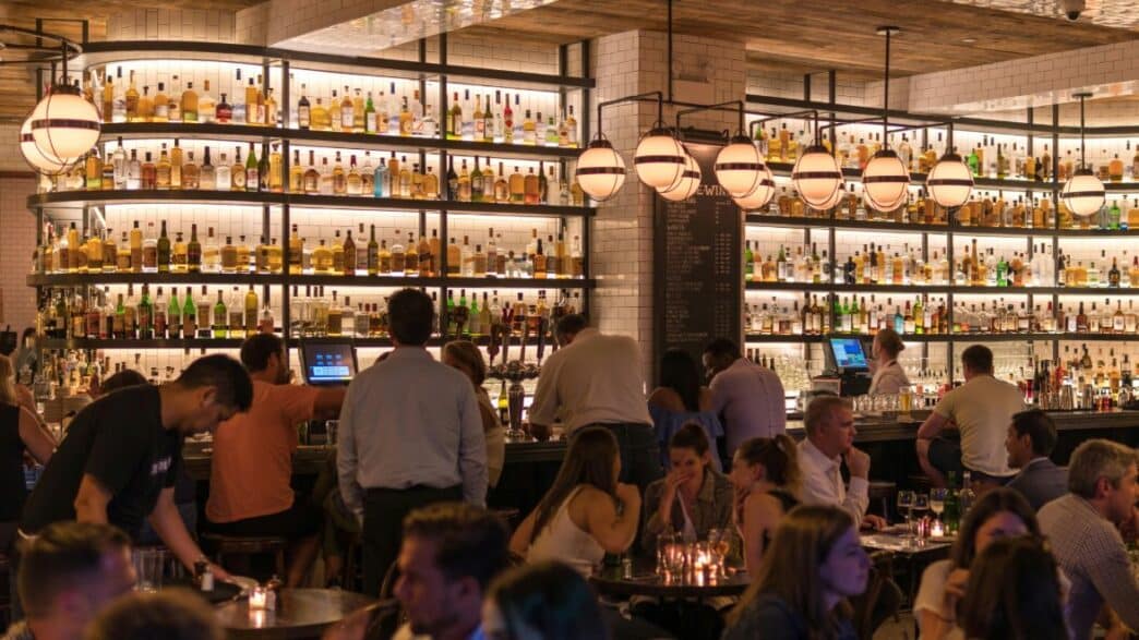 Personas reunidas en un bar