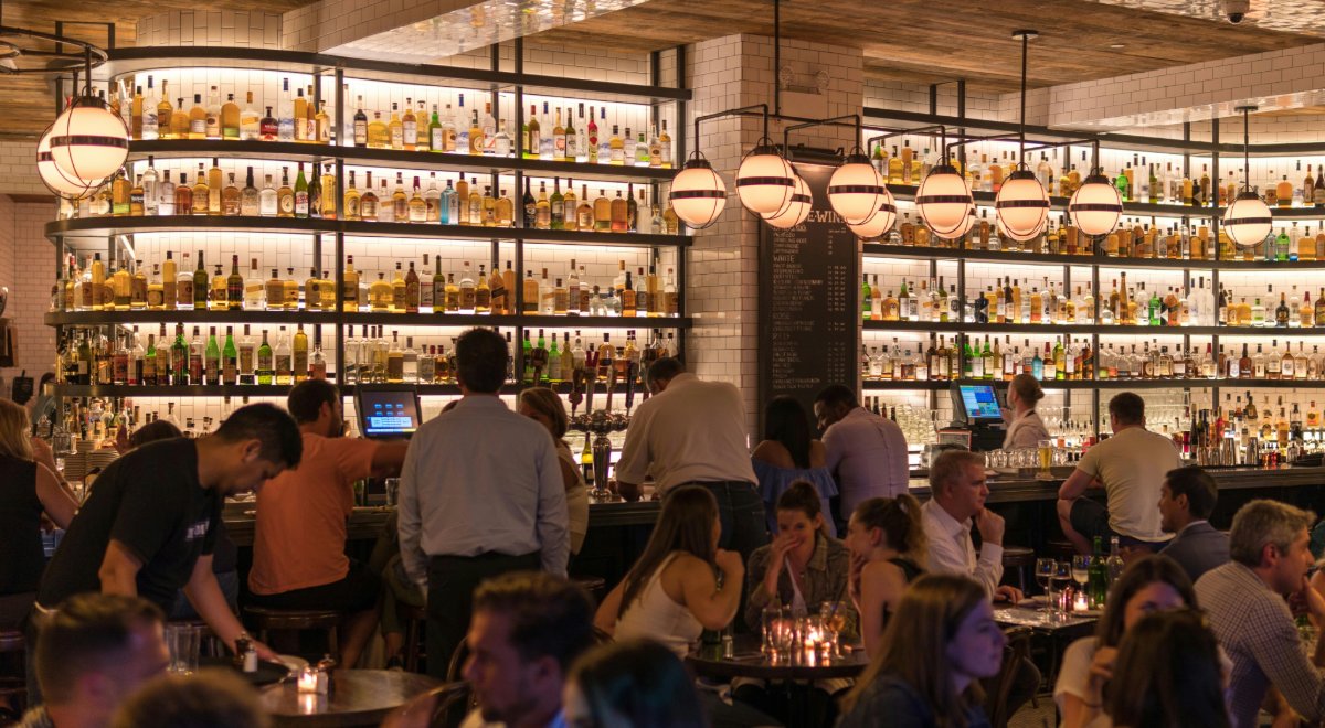 Personas reunidas en un bar
