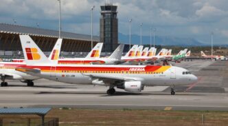 Aviones en aeropuerto español