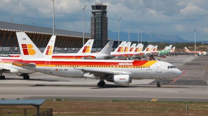 Aviones en aeropuerto español