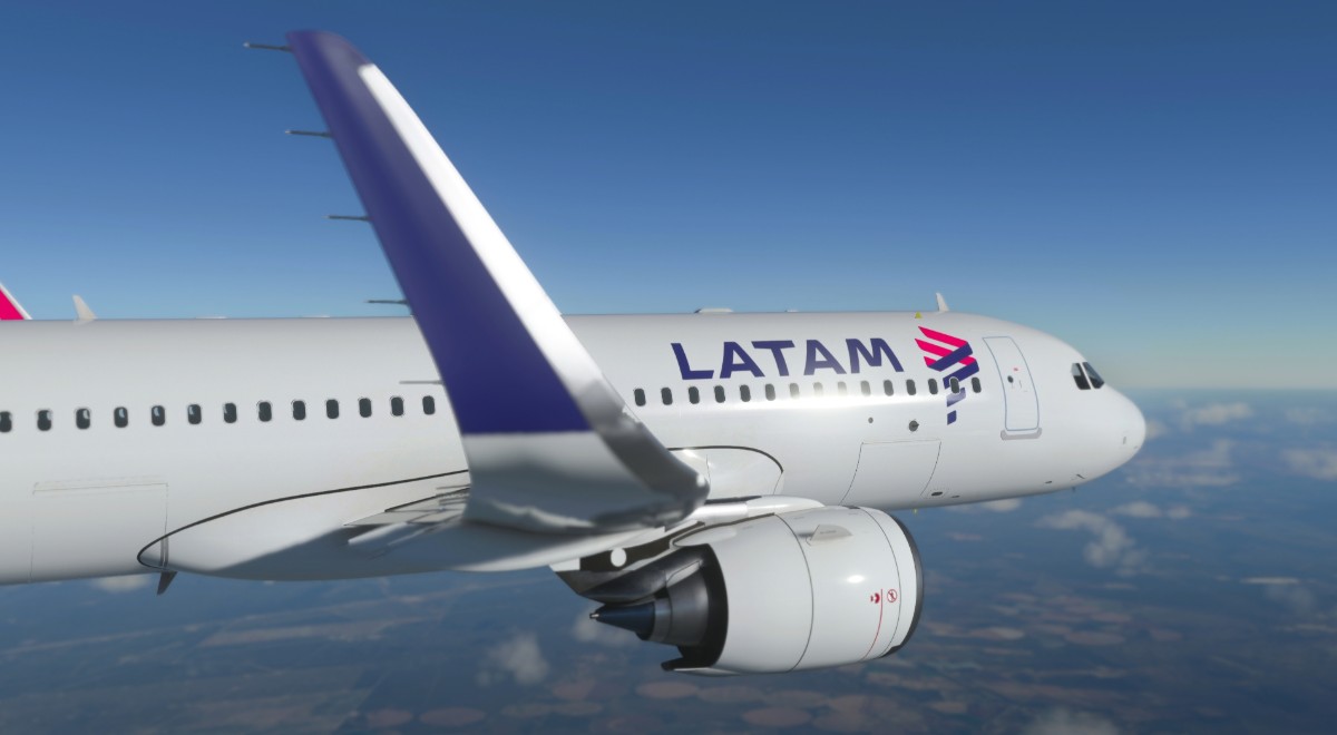 Avión de Latam sobrevolando el cielo