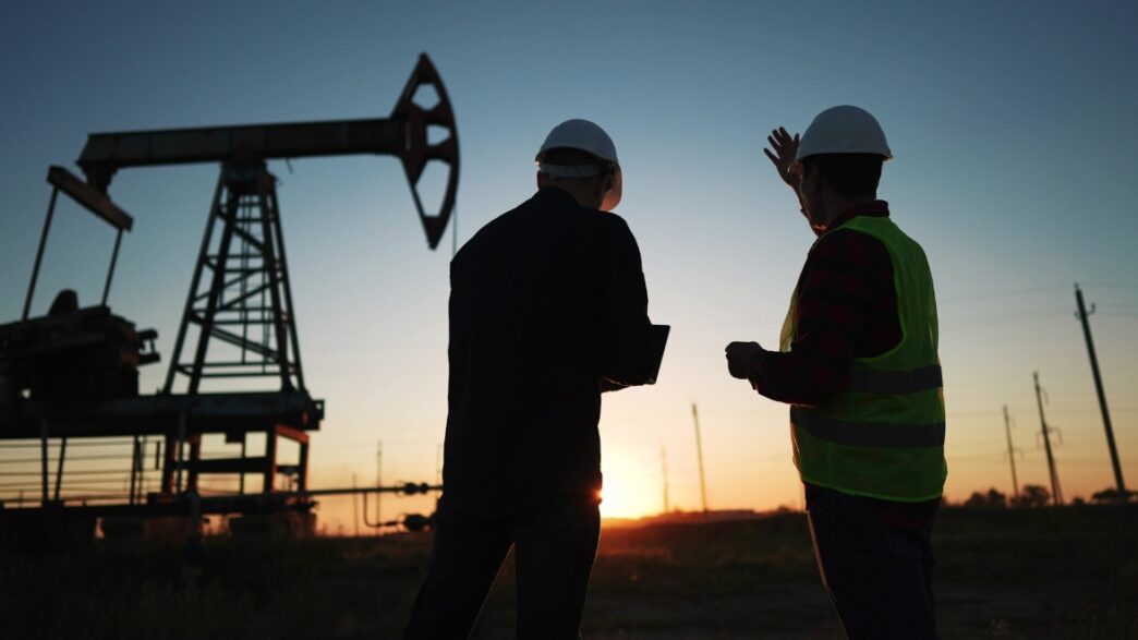 Trabajadores en planta de extracción de petróleo