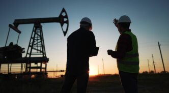 Trabajadores en planta de extracción de petróleo