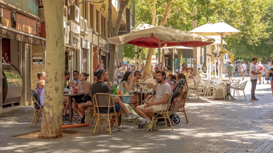 Gente en una terraza en España