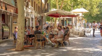Gente en una terraza en España
