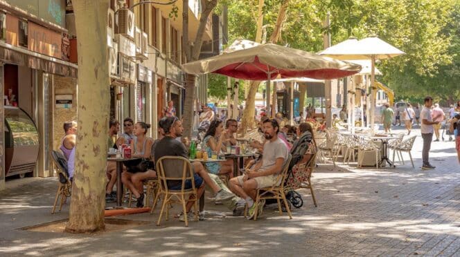 Gente en una terraza en España