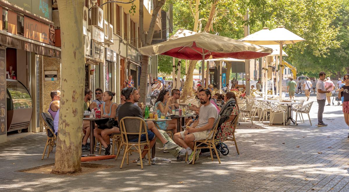 Gente en una terraza en España