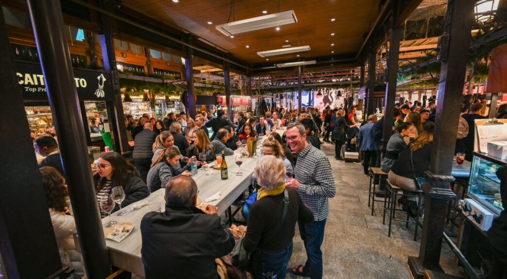 Grupo de gente comiendo en un local