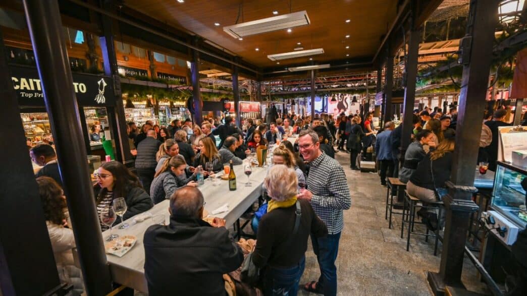 Grupo de gente comiendo en un local