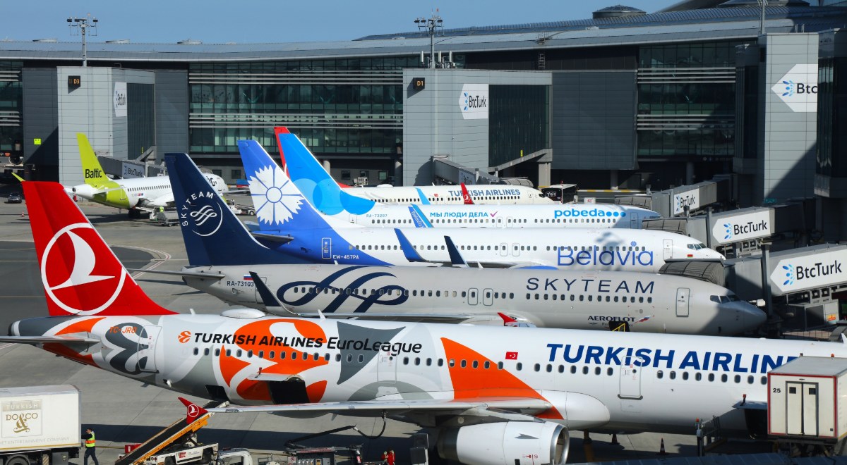 Aviones en un aeropuerto