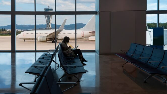 Viajera esperando en un aeropuerto