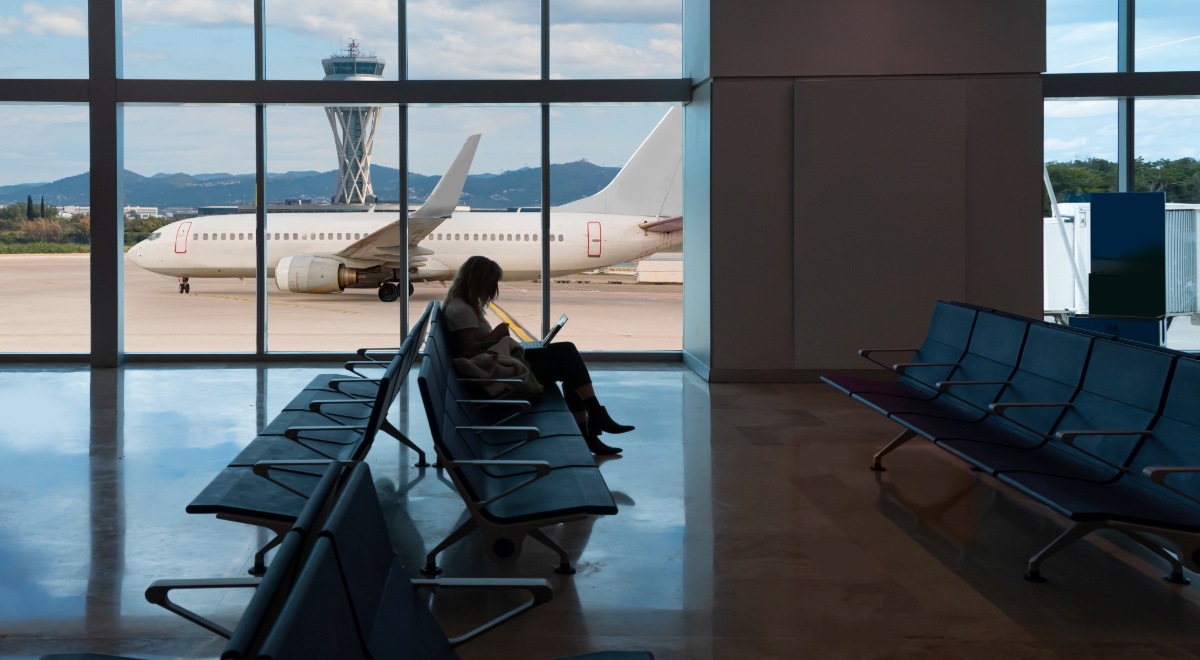 Viajera esperando en un aeropuerto