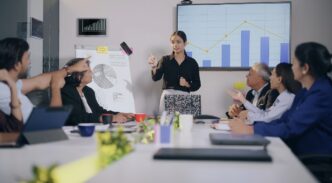 Mujer liderando un consejo