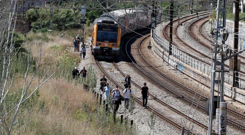 Viajeros siendo evacuados de un tren