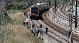 Viajeros siendo evacuados de un tren