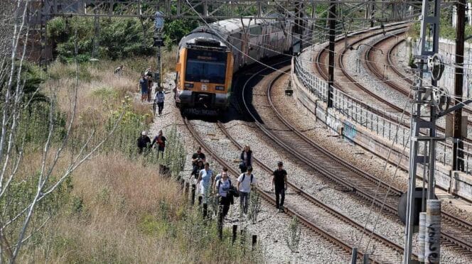 Viajeros siendo evacuados de un tren