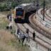 Viajeros siendo evacuados de un tren