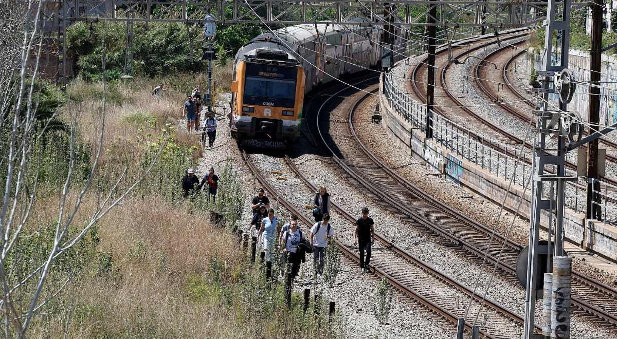 Viajeros siendo evacuados de un tren