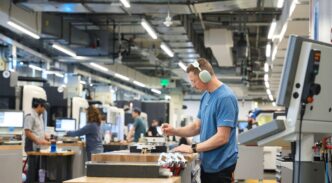 Trabajadores en una cadena de producción