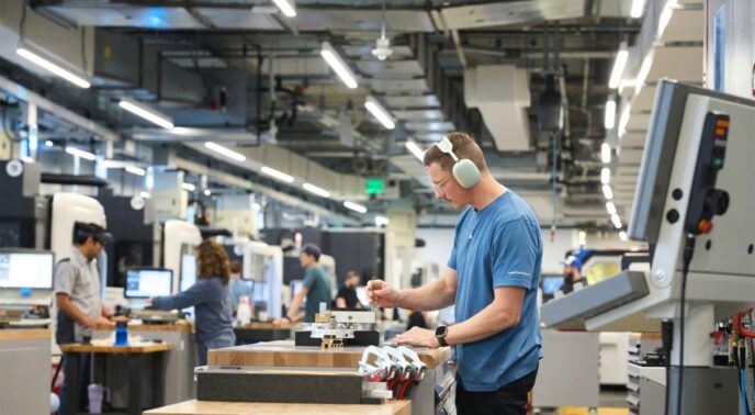 Trabajadores en una cadena de producción
